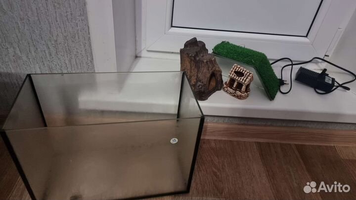Аквариум с грунтов фильтром и домиками для рыб