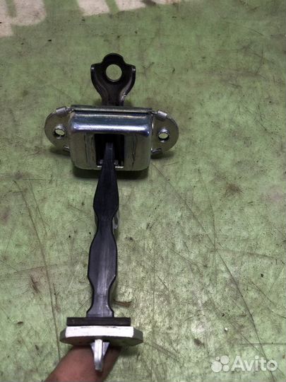 Ограничитель двери передний левый Nissan Skyline