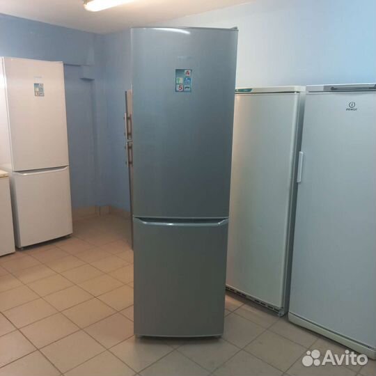 Холодильник с морозильной камерой. Доставка
