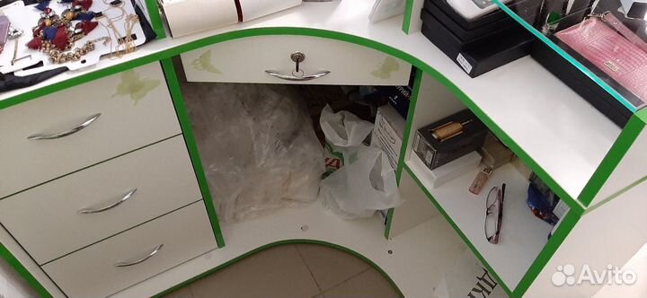 Стол угловой закруглённый (витрина)