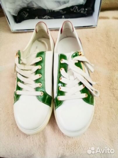 Кроссовки женские