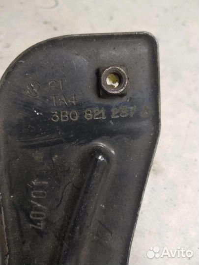 Кронштейн крыла передний левый железо 3B0821237A