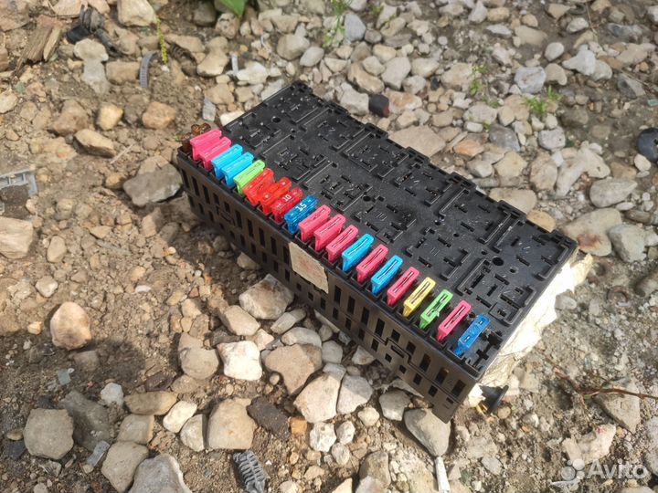 Блок предохранителей Seat Toledo лифтбек 2.0 1998