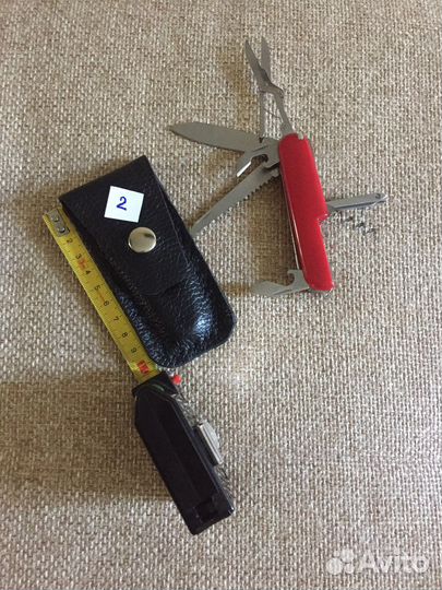 Разные ножи в кожаных чехлах