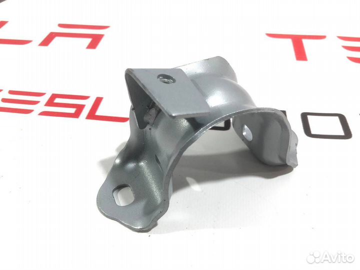 Кронштейн крепления (скоба) стабилизатора Tesla