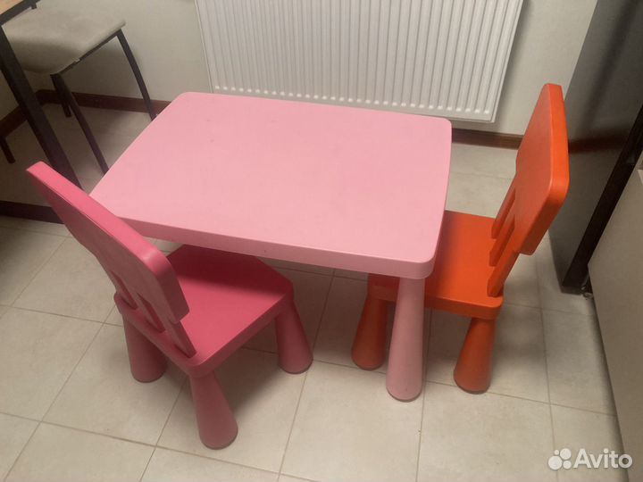 Детский стол и 2 стульчика