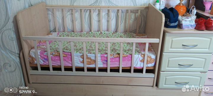 Детская кроватка с маятником