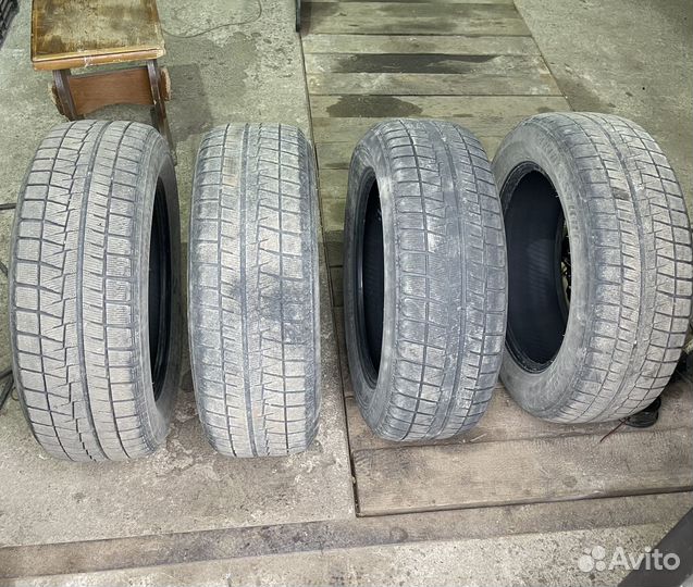 Bridgestone Blizzak Revo GZ 215/60 R17 96S