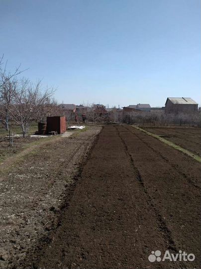 Вспашка земли японским минитрактором