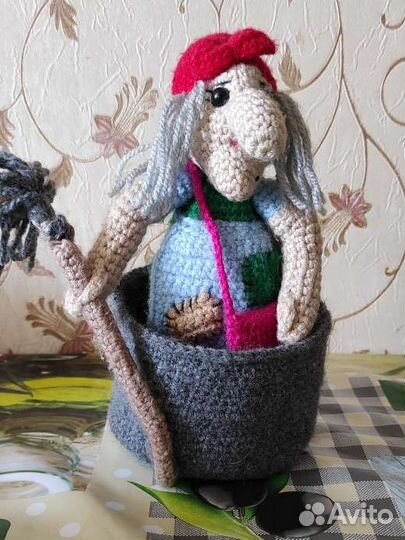 Бабя Яга со ступой. Вязаная Бабка Ёжка