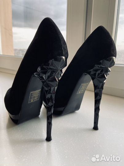 Туфли черные с открытым мысом 38-39