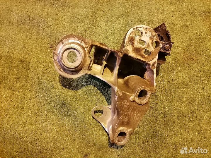 Кронштейн опоры двс правый 8E0199352F Audi A4 B6 A