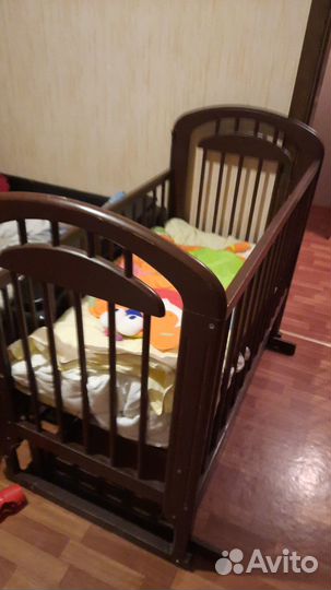 Детская кроватка с поперечным маятником