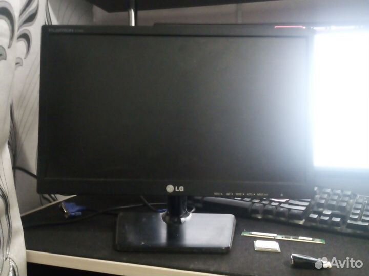 Монитор LG flatron e 1942