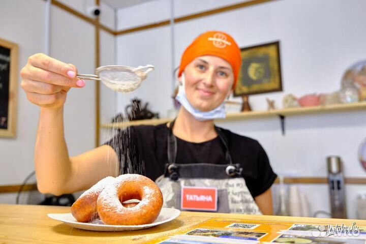 Сотрудник в кафе