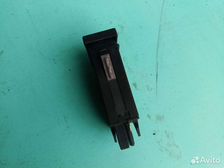 Кнопка подогрева стекла Volkswagen Passat B5