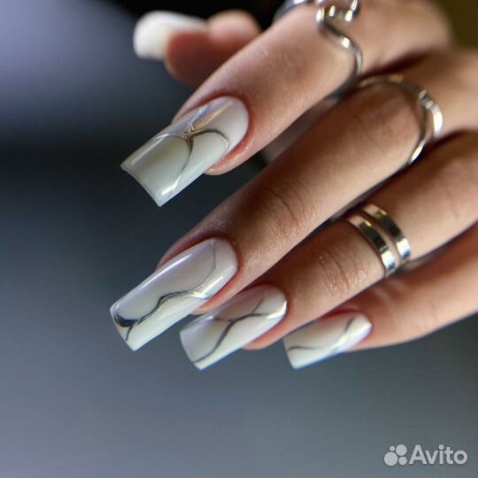 Модель на маникюр