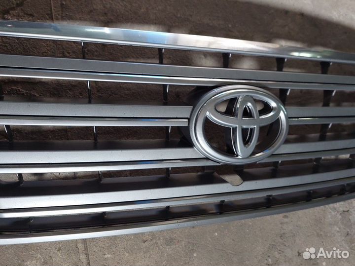 Решетка радиатора Toyota Land Cruiser 200