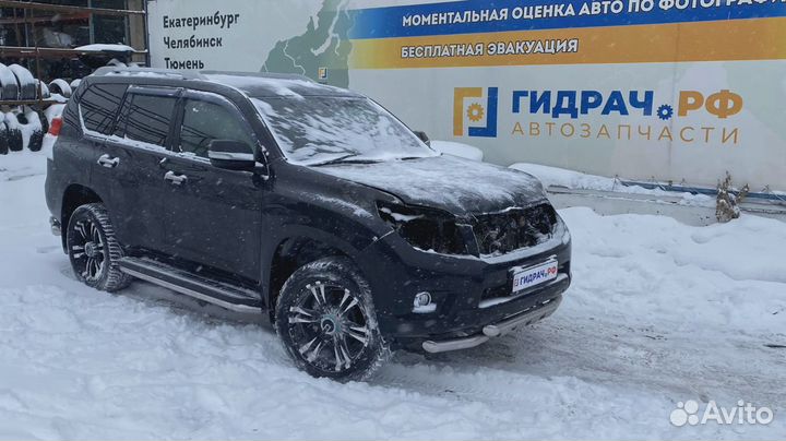 Фонарь задний в бампер правый Toyota Land Cruiser