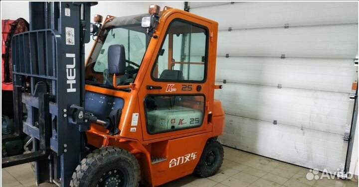 Водитель вилочного автопогрузчика