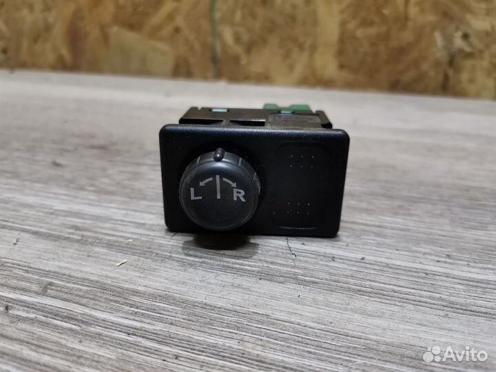 Кнопка обогрева сидений на Nissan Primera P12