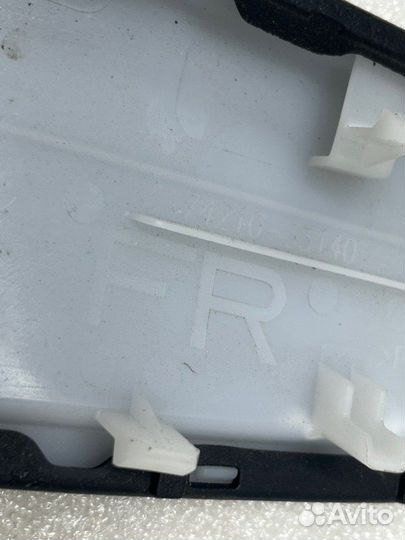 Подлокотник обшивки передний правый Toyota Camry