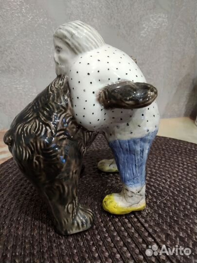 Фарфоровая статуэтка Мужик и медведь