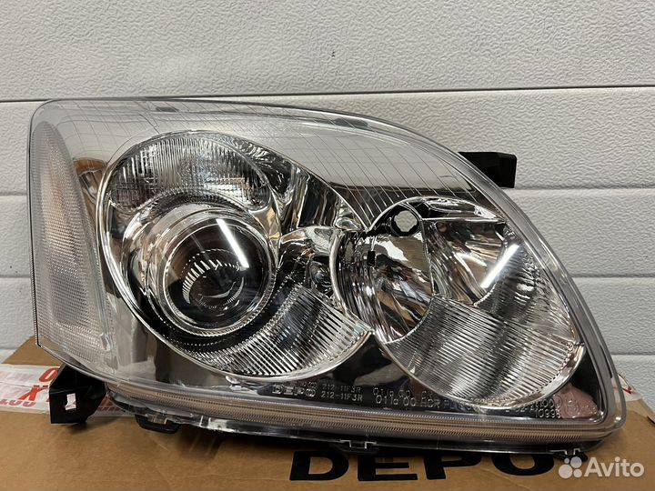 Фара правая на Toyota Avensis