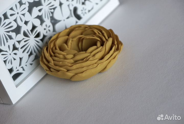 Брошь ручной работы из текстиля N 53/5