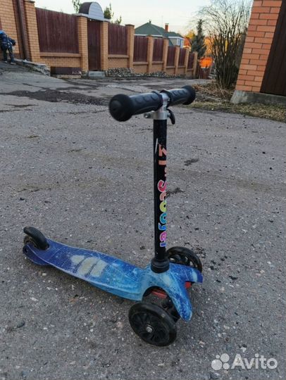 Самокат трехколесный со светящимися колесами