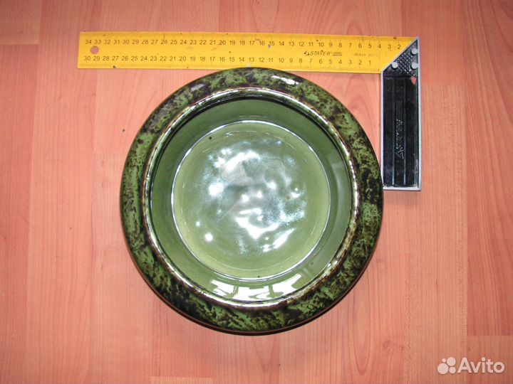 Тарелки и другая кухонная утварь