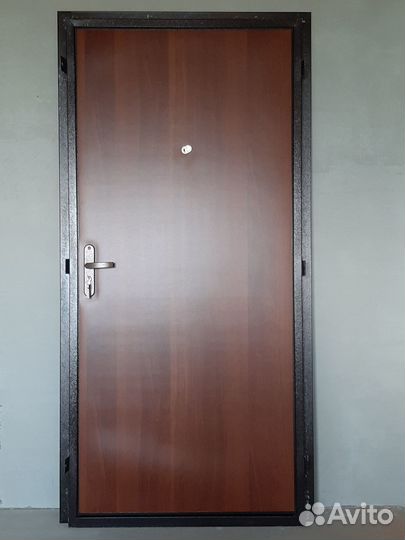 Дверь входная металлическая от застройщика