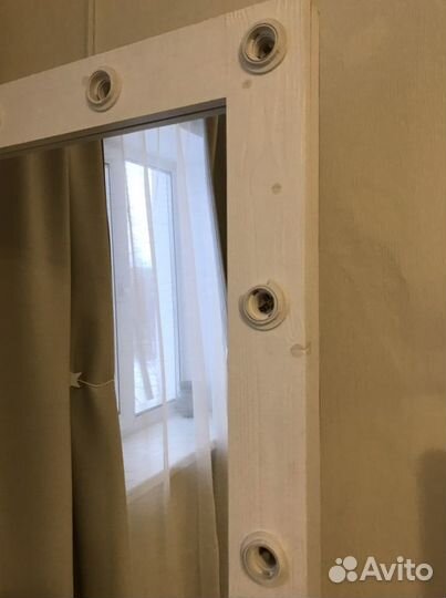 Гримерное зеркало с лампочками