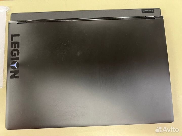 Ноутбук Lenovo Legion (центр)