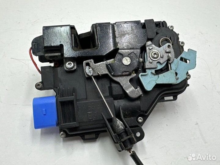Замок двери передний левый Skoda Octavia 1Z3 caxa
