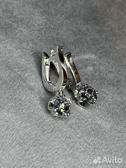 Золотые серьги с природной шпинелью