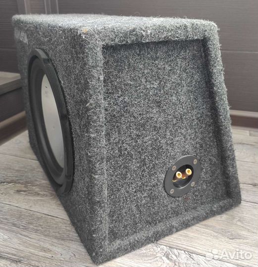 Сабвуфер и усилитель в автомобиль