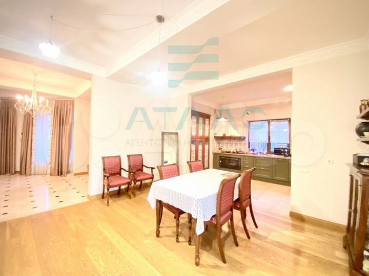 Дом 198,7 м² на участке 8 сот.