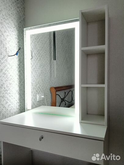 Туалетный столик с зеркалом и подсветкой