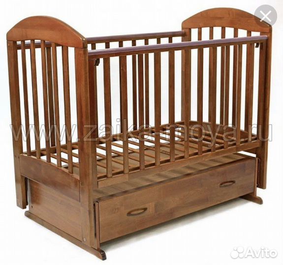 Детская кроватка с маятником и матрасом