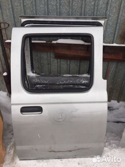 Nissan NP 300 pick UP Дверь задняя правая