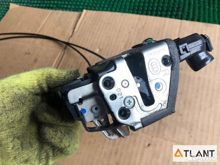 Замок двери передний правый toyota avensis