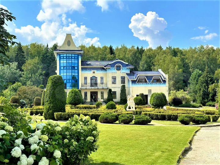 Дом 833 м² на участке 1,26 га