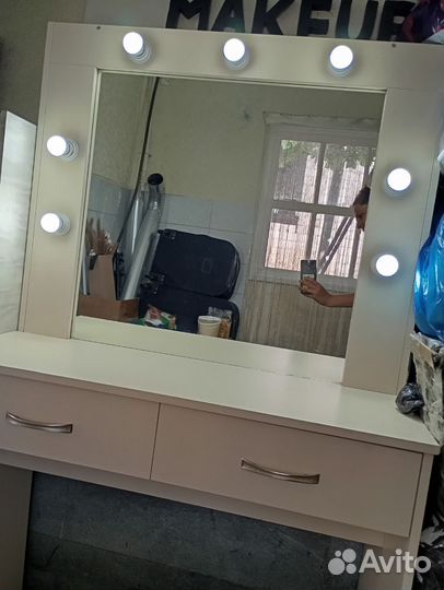 Гримерный стол визажиста и стул парикмахера