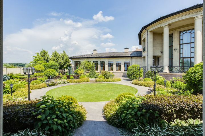 Дом 720,8 м² на участке 23 сот.