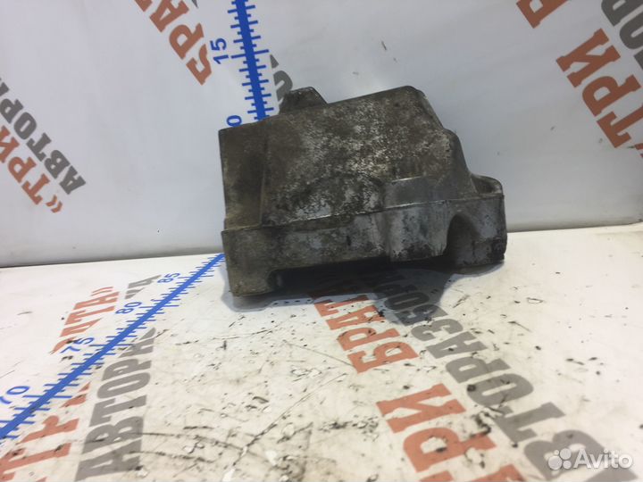 Фольксваген Кадди Кронштейн двигателя левый Лев