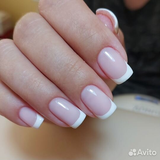 Маникюр и педикюр в салоне