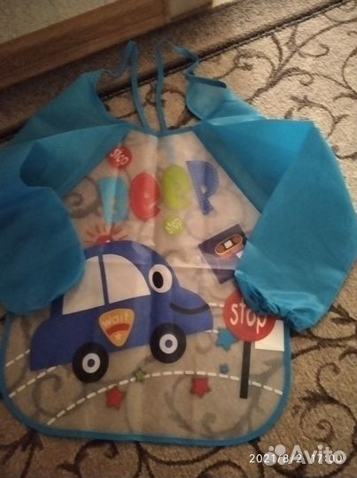 Слюнявчик с рукавами