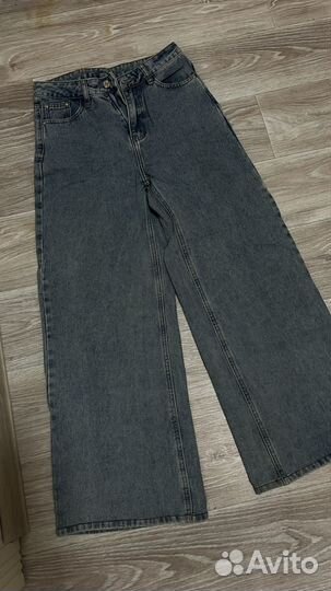 Джинсы клеш от бедра