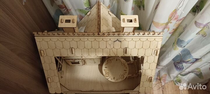 Деревянный кукольный домик